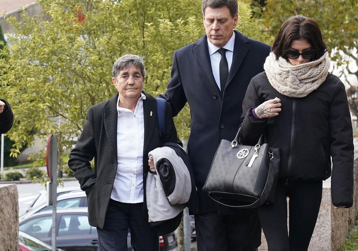 Blanca Estrella Ruiz, presidenta de la Asociación Clara Campoamor, en compañía del padre y la hermana de Diana Quer