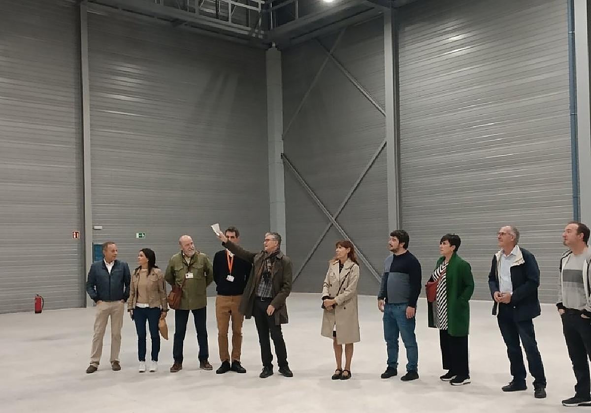 Parlamentarios en uno de los platós de Estudios Melitón situado en el Campus Lekaroz.