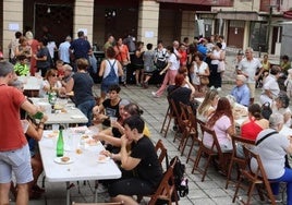 Comida popular en una edición anterior de las fiestas.