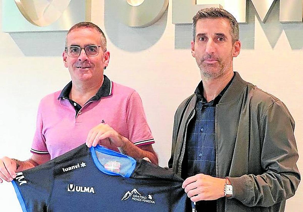 Iosu Lizarralde (OMM) e Ibon Calvo (Presidente del Grupo Ulma) con la camiseta que recibirán todos los participantes en la marcha de mañana.