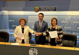 Rosa Lavín, Mikel Torres y Tamara Yagüe, durante la firma del acuerdo