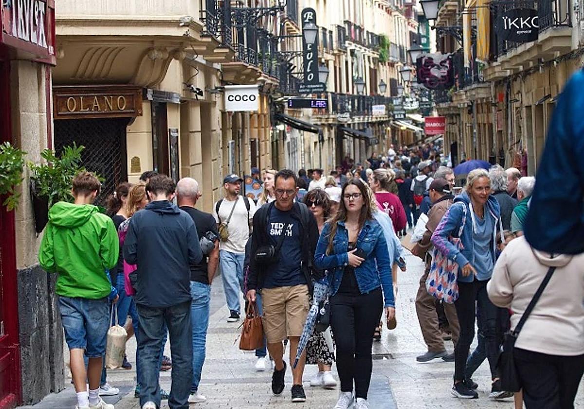 Decenas de turistas recorrren la Parte Vieja de Donostia.