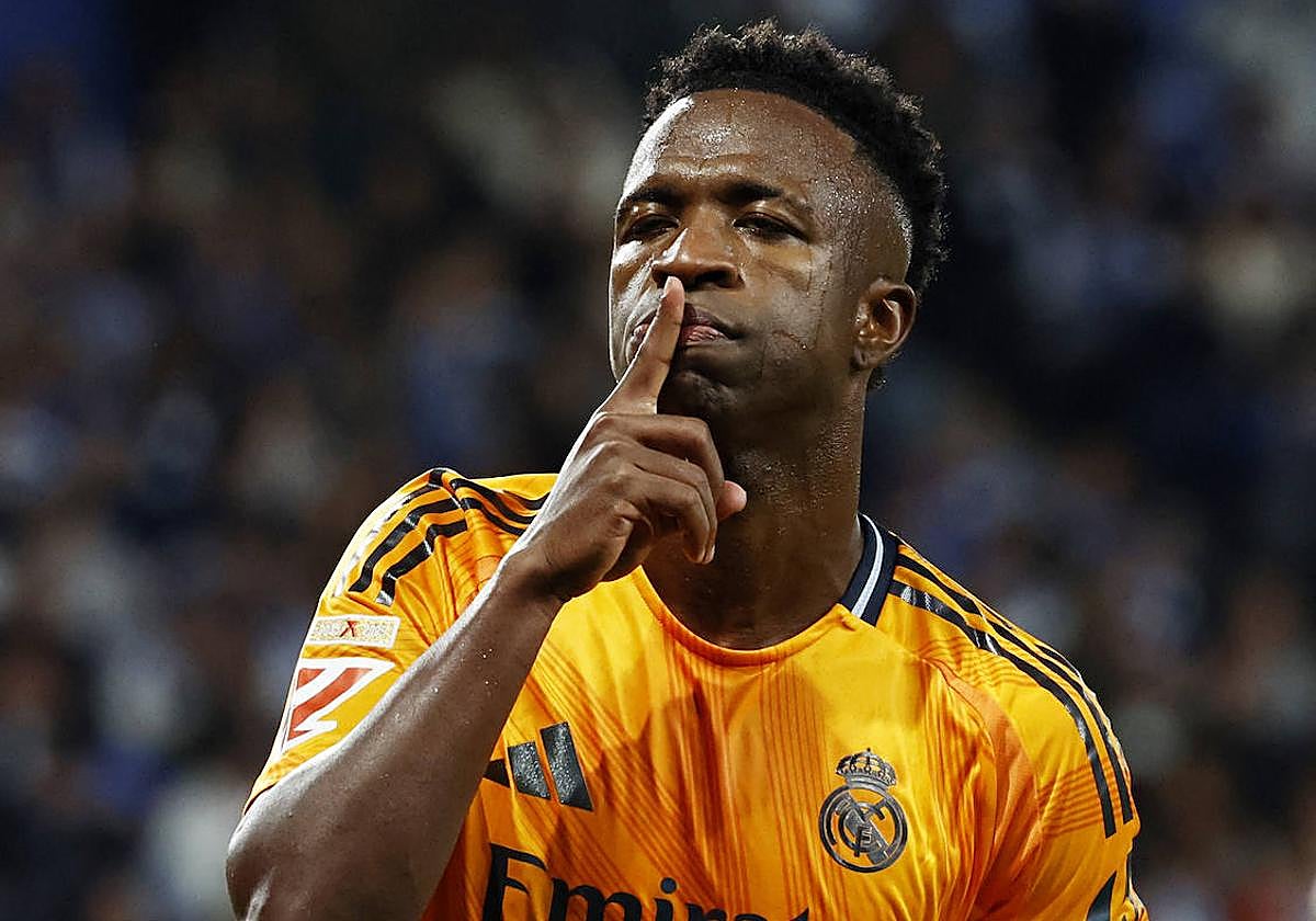 Vinicius Júnior manda callar a la afición de la Real en un gesto muy polémico.