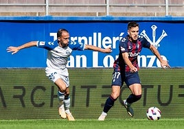 Corpas mantiene la posesión ante Nacho Martínez en el partido de la pasada campaña en Ipurua.