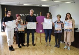 Los representantes del taller de empoderamiento, acompañados por las autoridades en la presentación.