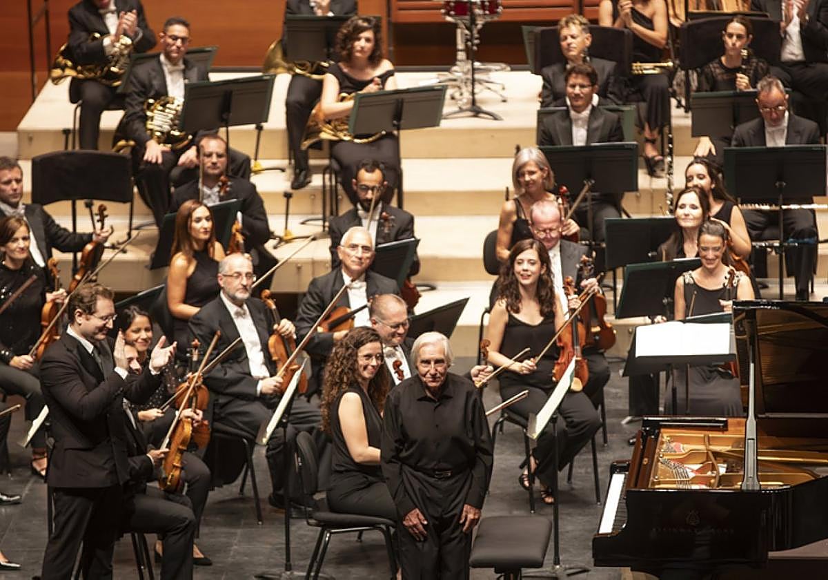 Achucarro, de pie, ya cautivó al público en el Kursaal y en el Euskalduna.