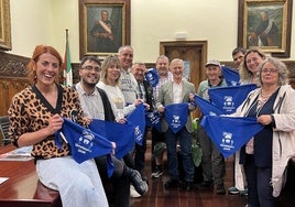 Puesta de largo oficial de las fiestas. Representantes del Ayuntamiento y colectivos en la presentación de los actos.