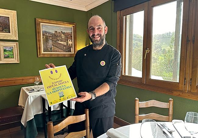Rubén Gárate, del Restaurante Olari situado en Irurita, muestra el cartel de la campaña.