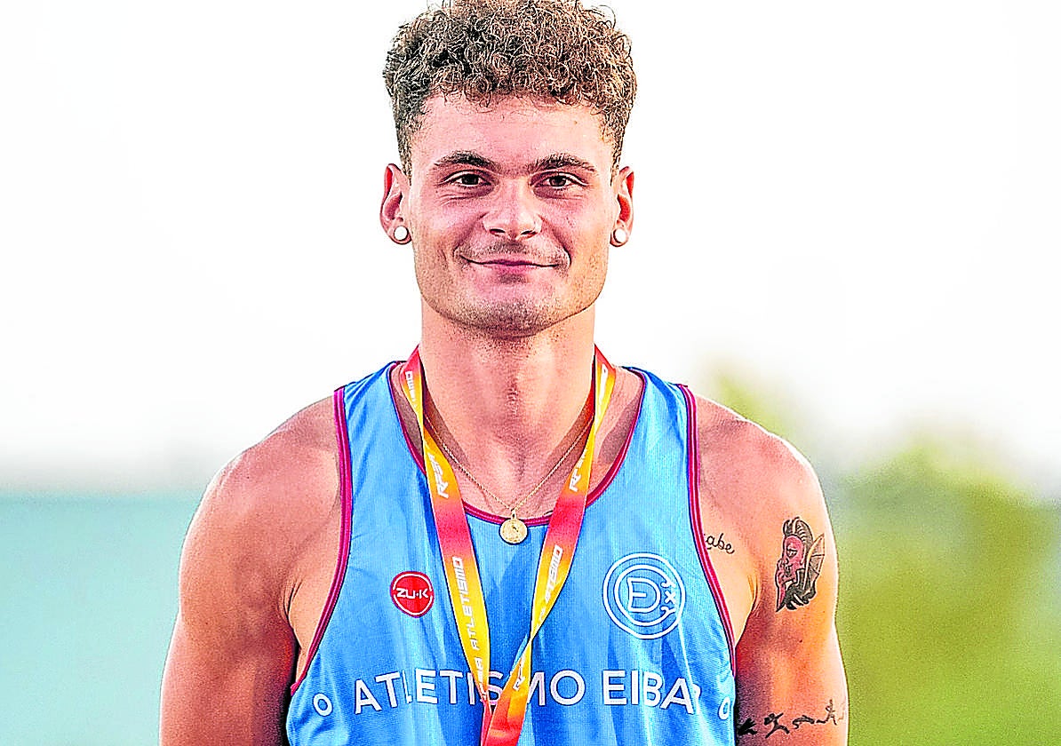 Imanol Egidazu, con la medalla de oro en el Campeonato de España sub-20, previo al Mundial.