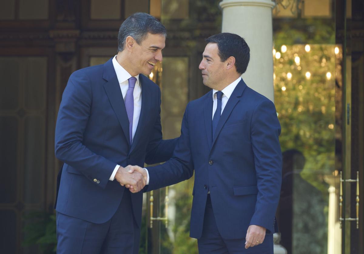 Pradales y Sánchez, en el Palacio de Ajuria Enea en julio.