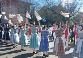 Las nodrizas volvieron a lanzar los bebés al aire para cogerlos de inmediato al vuelo una y otra vez.