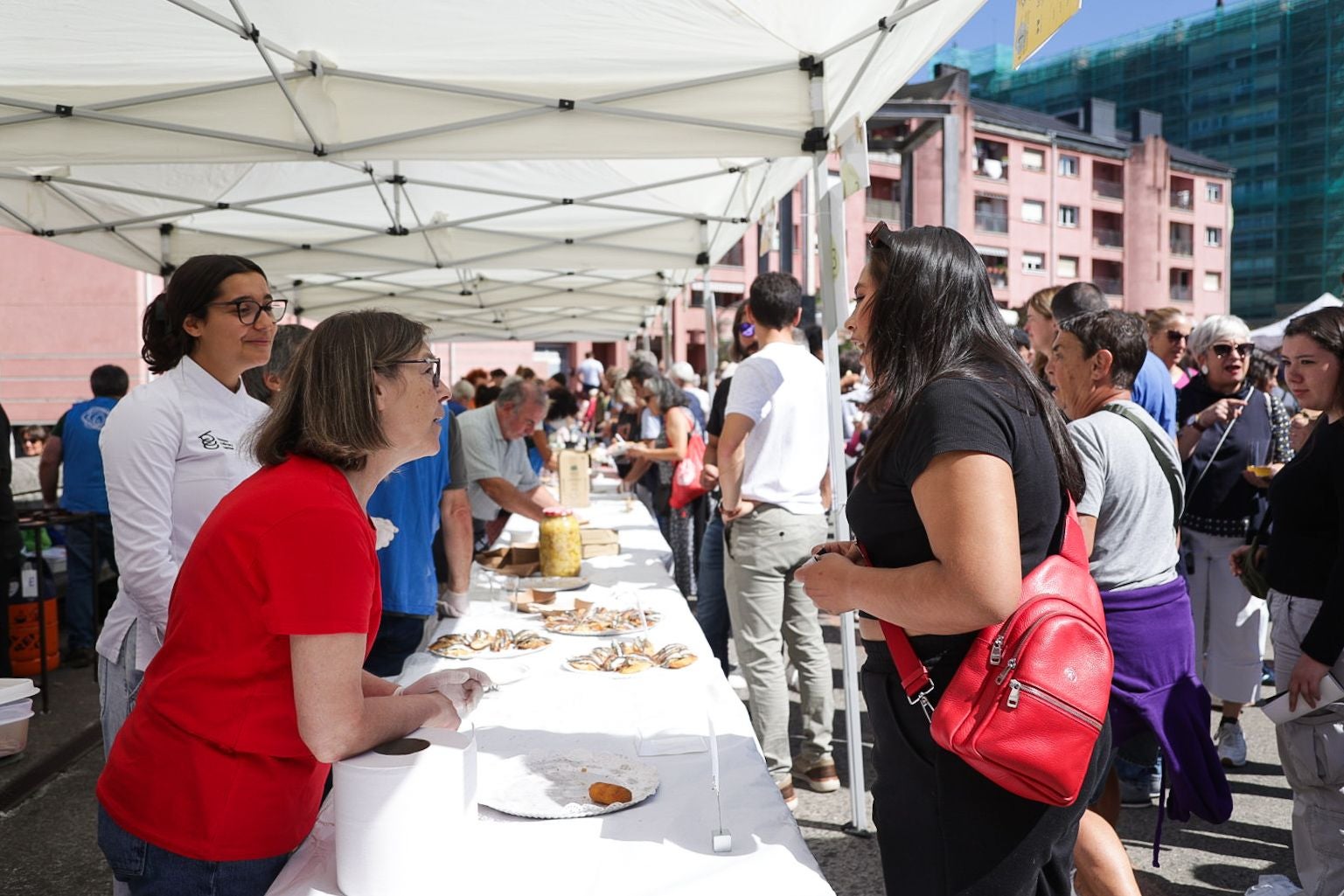 Buen ambiente en la fiesta gastronómica solidaria de Zaporeak