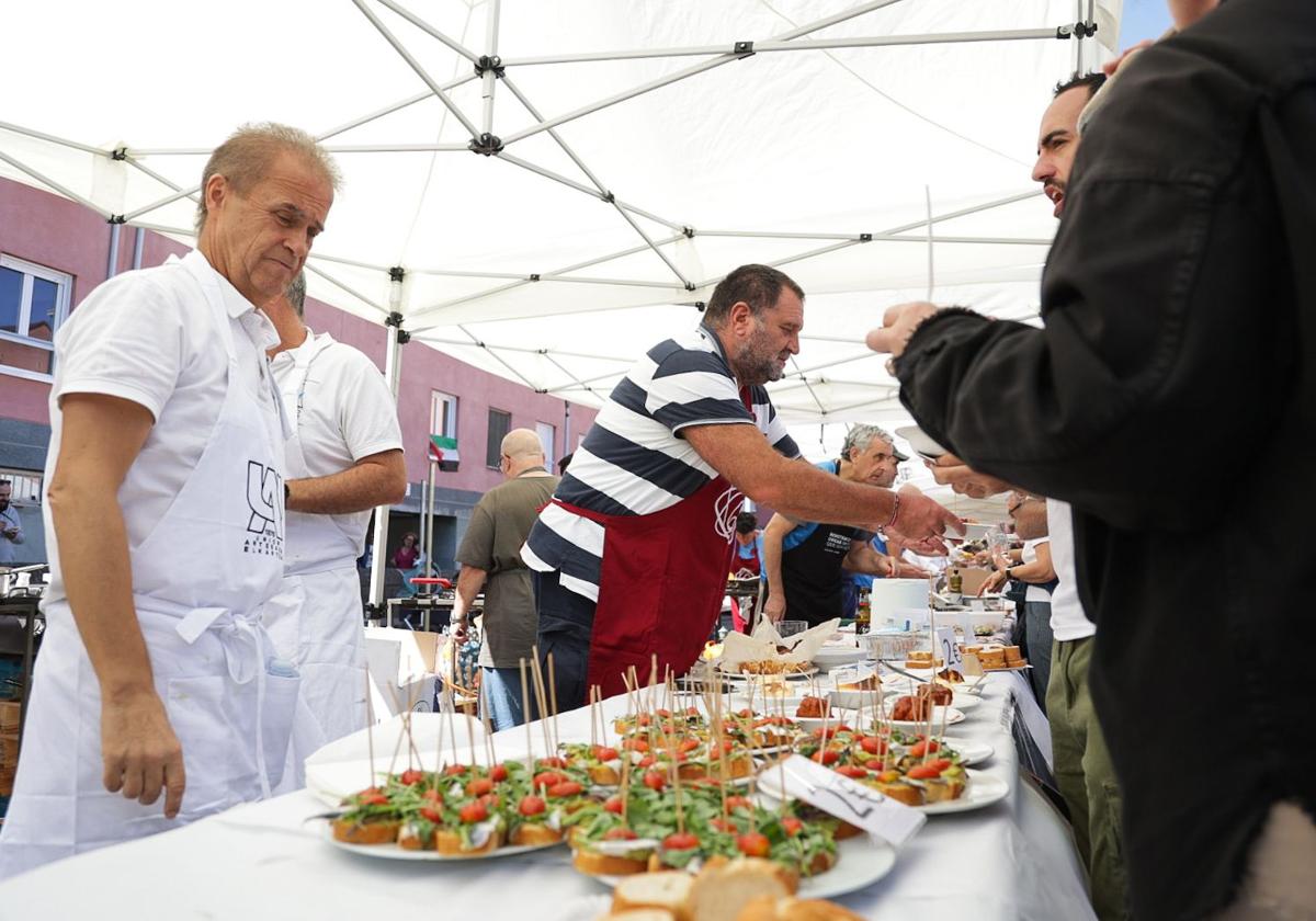 Buen ambiente en la fiesta gastronómica solidaria de Zaporeak