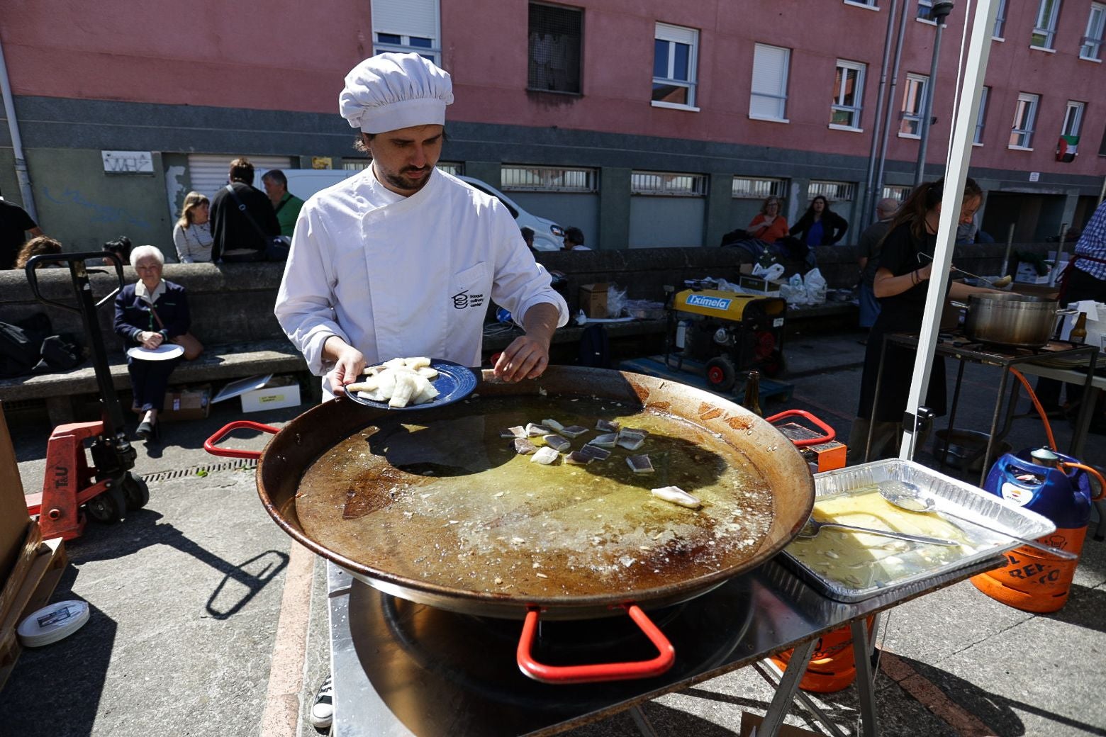 Buen ambiente en la fiesta gastronómica solidaria de Zaporeak