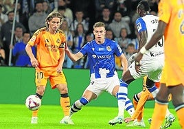 Modric, Sucic y Sadiq miran con atención el balón.