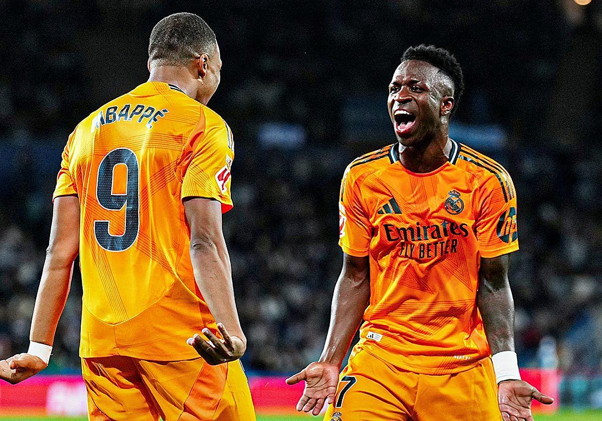 Vinicius y Mbappé celebran el segundo gol del Real Madrid en San Sebastián contra la Real Sociedad, también de penalti.