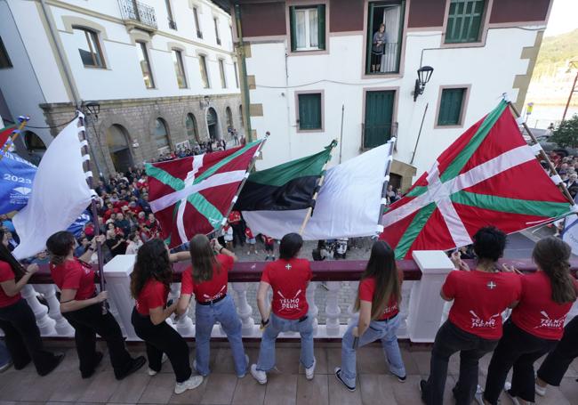 Zumaia celebra su ascenso en la localidad.