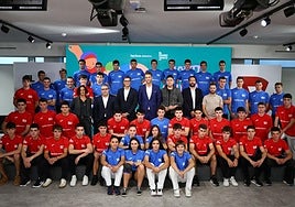 Los pelotaris, con Jesús Suárez, director general de Bankoa ABANCA, José Barca, director comercial, Susana Celayeta, directora regional de Gipuzkoa, Iosu Larrarte (DV), el alcalde de Zumarraga, Mikel Serrano, el concejal de Deportes de Donostia, Iñaki Gabarain, y uno de los organizdores Aitor Atxotegi, este lunes en la sede de EL DIARIO VASCO.