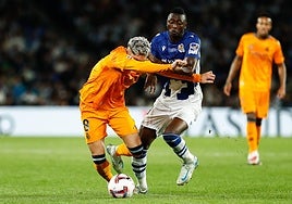 Sadiq disputa un balón con Valverde en el partido del pasado sábado