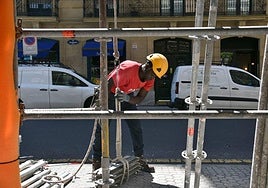 Un trabajador extranjero, en la construcción, en San Sebastián.