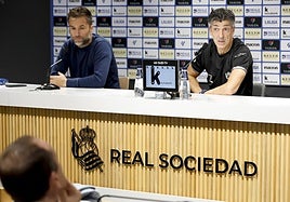 Imanol Alguacil se explica ante los medios este lunes en Zubieta.