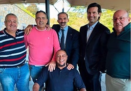 Los antiguos futbolistas del Real Madrid, Roberto Carlos y Santiago Solari, en el Asador Olivi en su visita este fin de semana a San Sebastián.