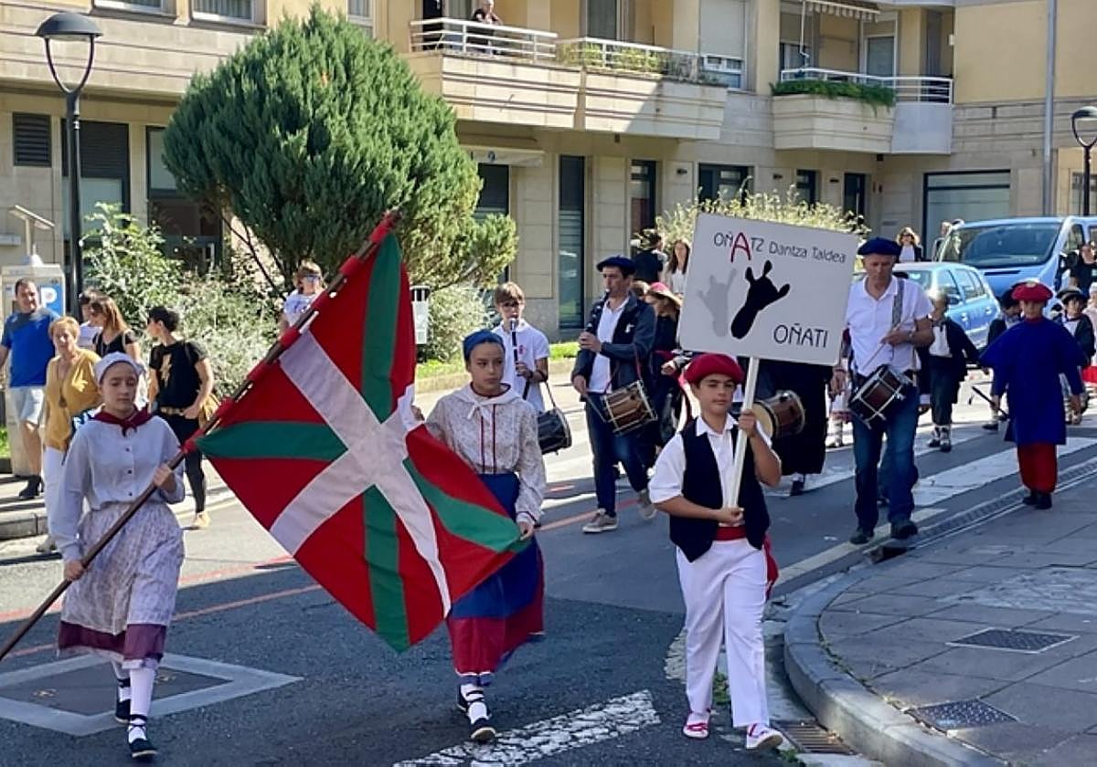 El baile más emblemático de las Korpus Dantzak, la 'Arku Dantza', estrenó formaciones mixtas en una animada jornada al son de txistus y tamboriles.