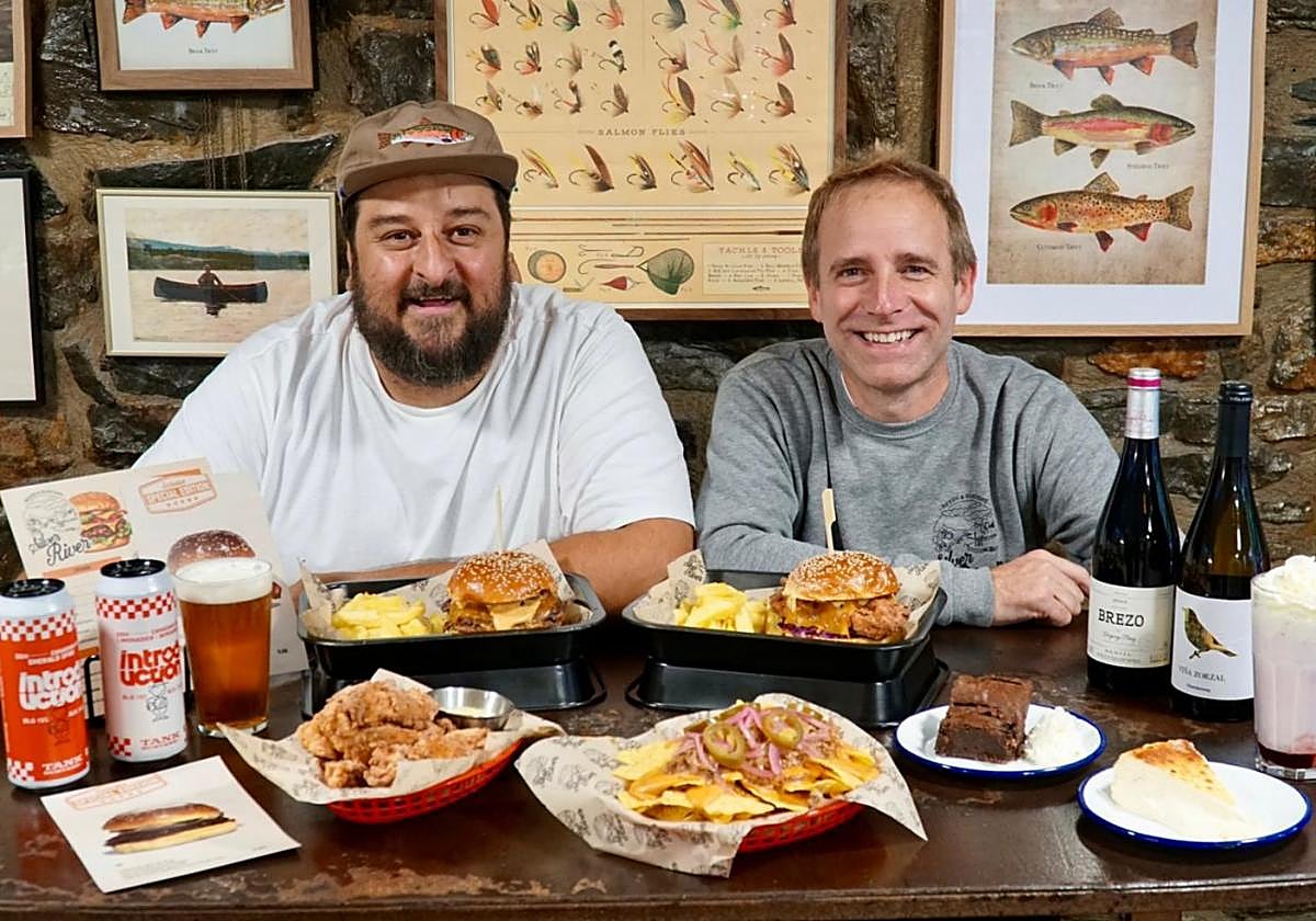 Jon Arévalo y Unai de la Fuente, en su hamburguesería.