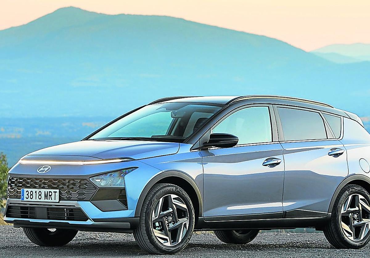 Es indudable el 'aire de familia' delBAYON con el KONA en su aspectoestético. Dentro, más tecnología ya queofrece actualizaciones OTA de losmapas de navegación. .