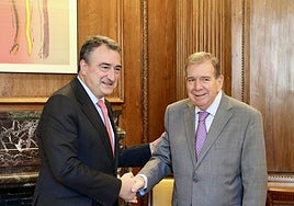 Aitor Esteban y Edmundo González Urrutia se saludan antes del encuentro mantenido este martes.