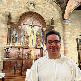 Borja Prieto al pie del altar de San Martín de Tours, importante casa para él, donde será ordenado sacerdote.