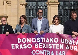 Concentración en repulsa por la última agresión sexual en Donostia encabezada por el alcalde Eneko Goia.