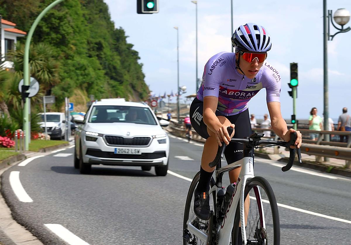 Usoa Ostolaza entrenando en Zarautz.