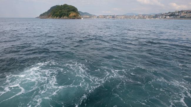 Imagen después - Desde el emblemático Peine del Viento en San Sebastián, las mareas vivas han ofrecido una vista espectacular.