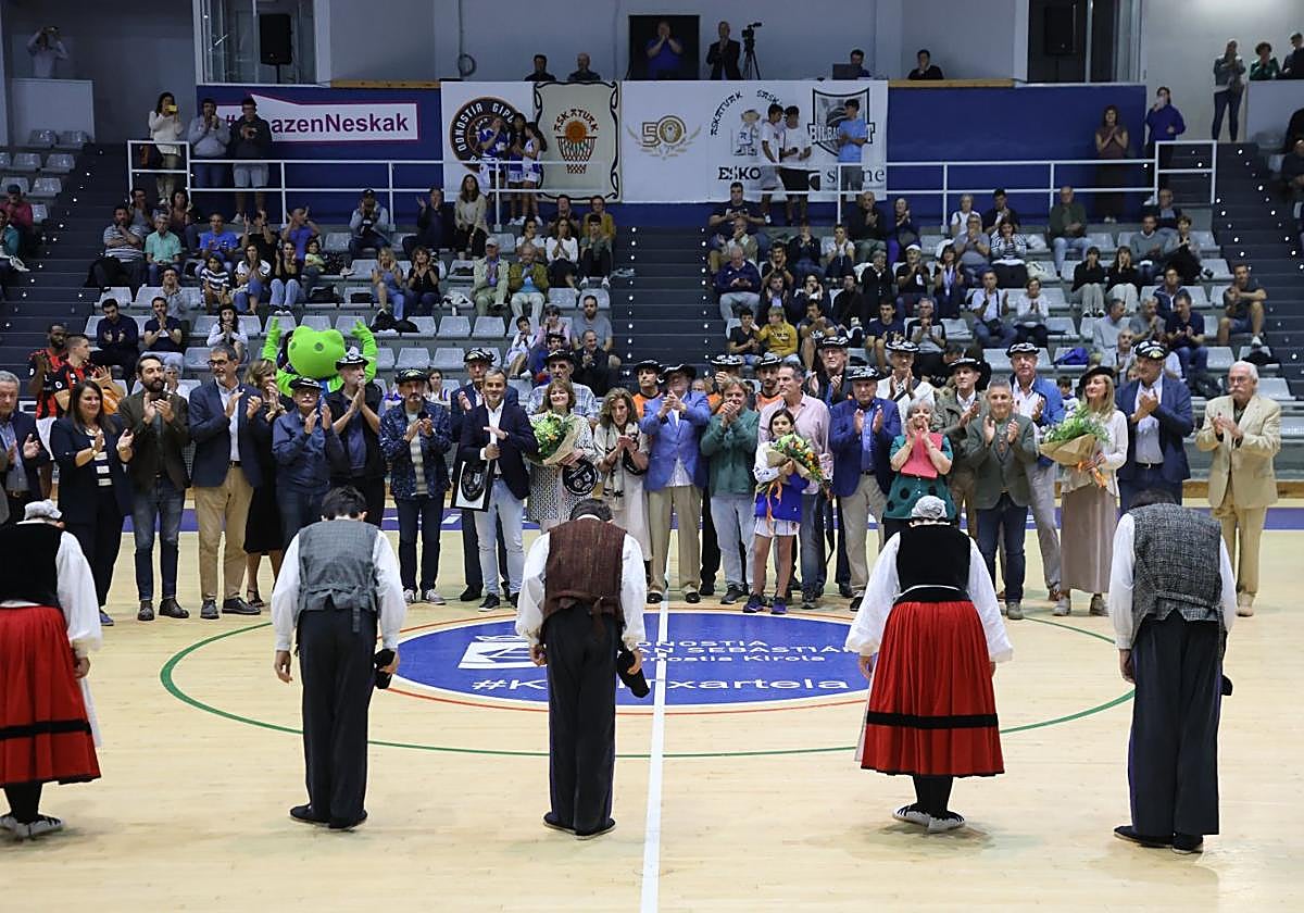 Momento final del aurresku con el que se homenajeó en el descanso del partido a representantes del Askatuak en sus Bodas de Oro.