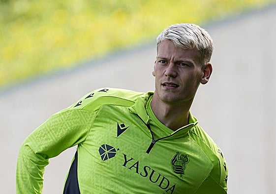 Orri Óskarsson realiza un estiramiento en Zubieta