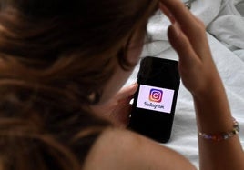 Los adolescentes que quieran tener un perfil público y ser influencers deberán obtener el permiso de sus padres.