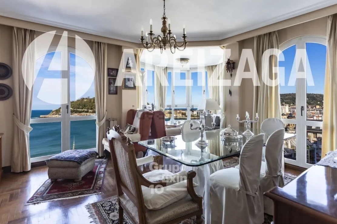 Imagen principal - La vivienda de Miraconcha tiene un precio de 1.200.000 euros. 