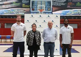 Jakub Mokran, Ane Sarrionaindia (Amenabar), José Luis Zubizarreta y Xavier Johnson posan en la pista.