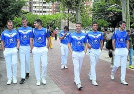 Laso, Mariezkurrena II, Tolosa –baja–, Imaz, Artola, Peña II y Rezusta pasean por el Espolón de Logroño el día de la presentación de la feria riojana de San Mateo.