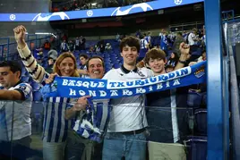 Una familia txuri-urdin disfruta en el Parque de los Príncipes de París en el último partido europeo lejos de Anoeta