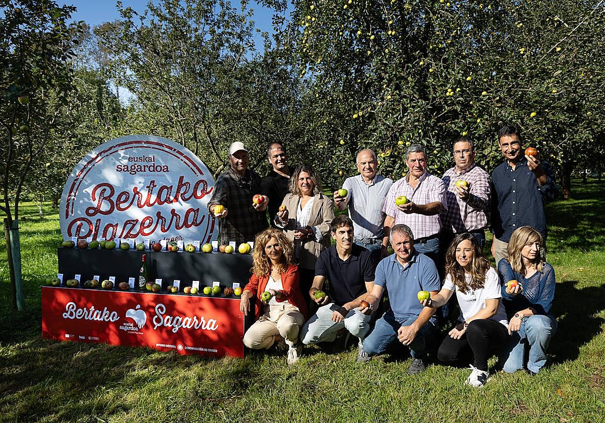 Los representantes de Euskal Sagardoa posan junto a los primeros frutos de la cosecha.