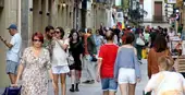 Decenas de turistas recorrren la Parte Vieja de Donostia.