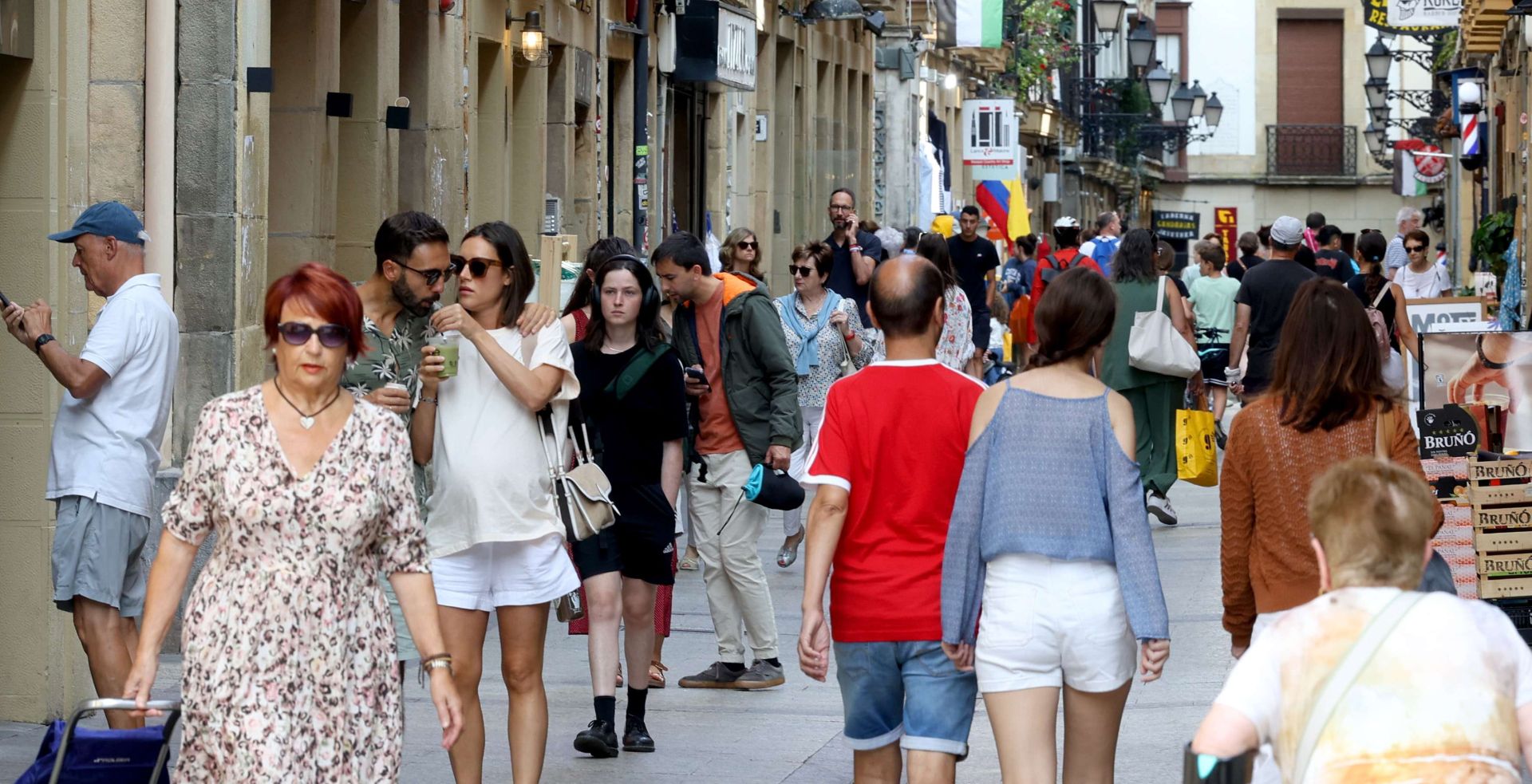 Decenas de turistas recorrren la Parte Vieja de Donostia.
