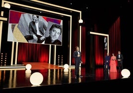 Javier Bardem con el premio Donostia, que recibió de sus hermanos Mónica y Carlos y de su primer profesor Juan Carlos Corazza.