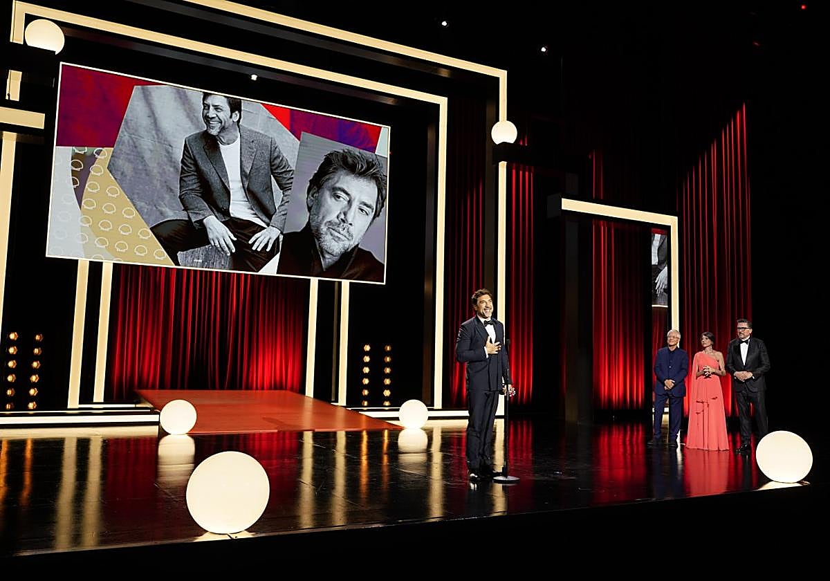 Javier Bardem con el premio Donostia, que recibió de sus hermanos Mónica y Carlos y de su primer profesor Juan Carlos Corazza.