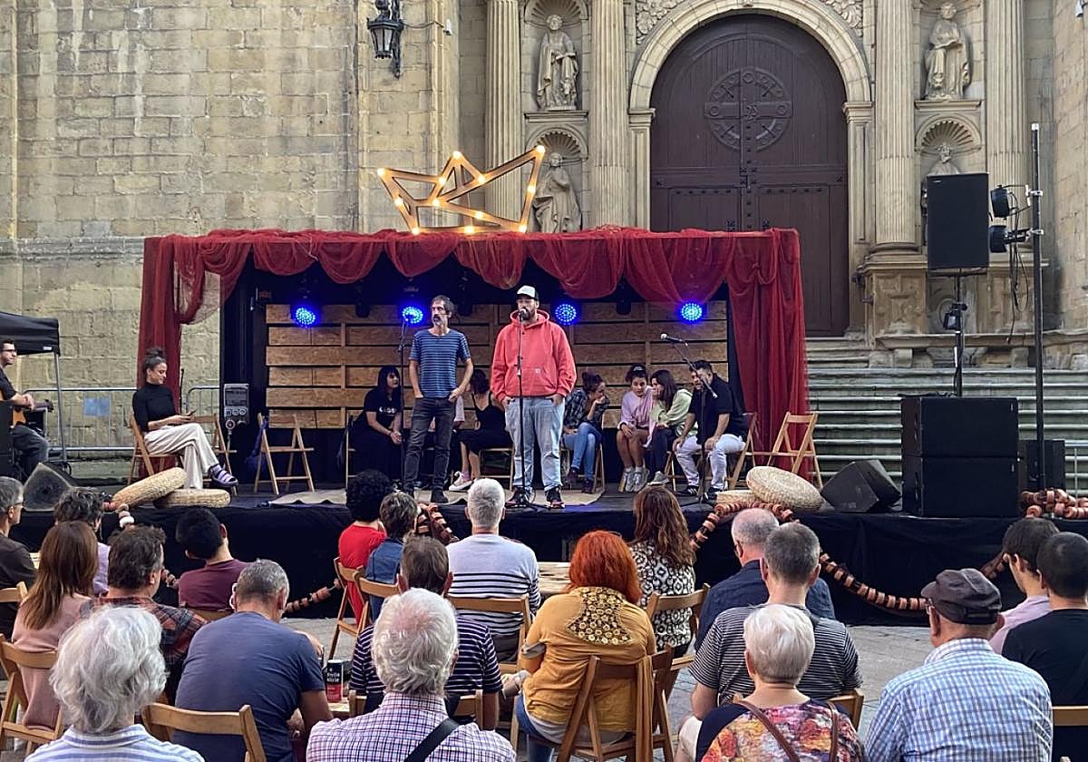 Iker Goñi y Haritz Casabal, sobre el escenario.