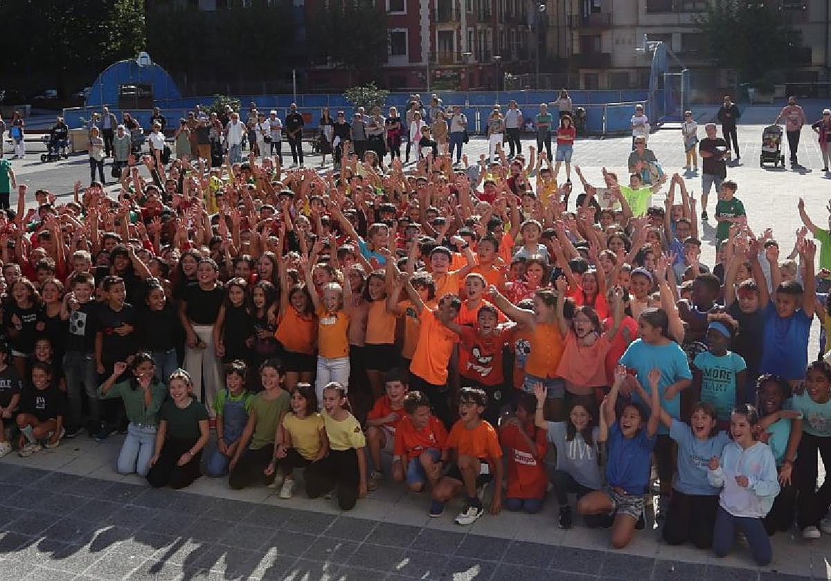 Alumnos de todos los colegios se congregaron para celebrar el comienzo del Atlantikaldia.