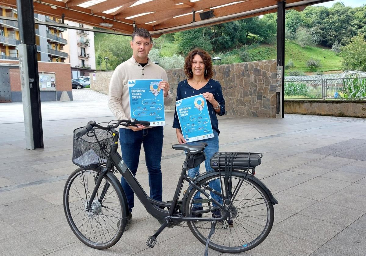 Igor Zapirain alkatea eta Ainhoa Alonso ingurumen teknikaria aurkezpenean.