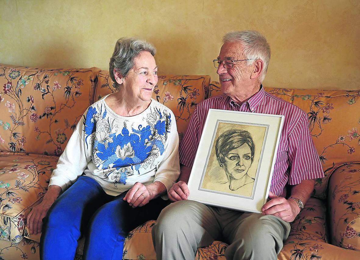 Pepita y Anastasio, con un retrato que este hizo de su mujer, con 20 años.